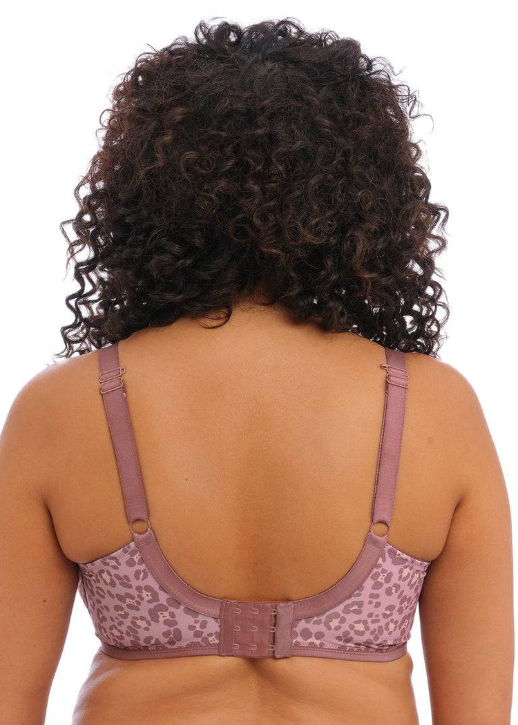 Model in Energise Sport BH Dusky Leopard Achterzijde