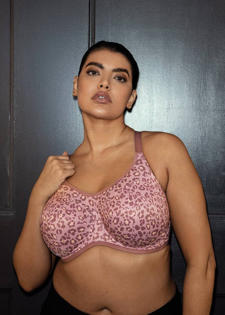 Model in Energise Sport BH Dusky Leopard Lifestyle Voorzijde