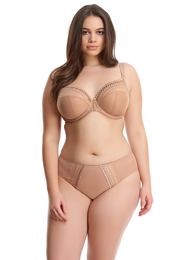 Model in Elomi Matilda Café au Lait setje