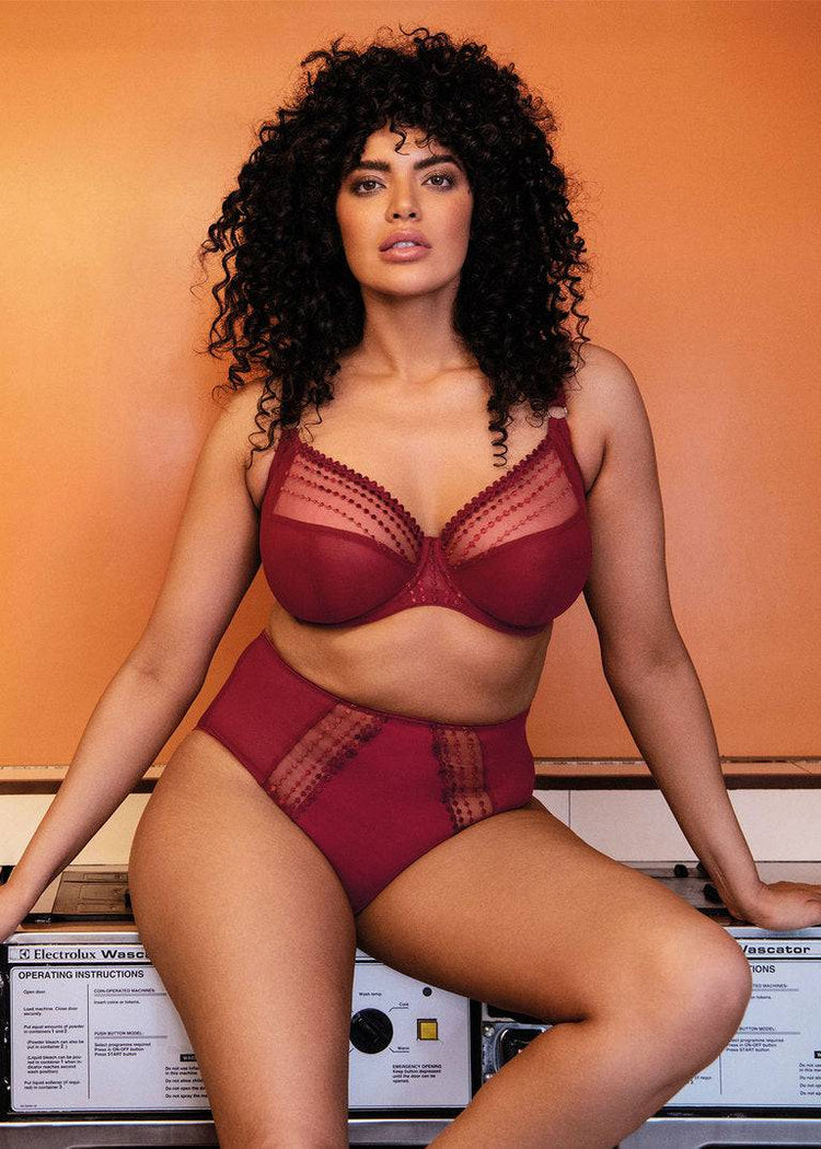 Model In Elomi Matilda Full Cup Plunge BH Crimson Voorzijde