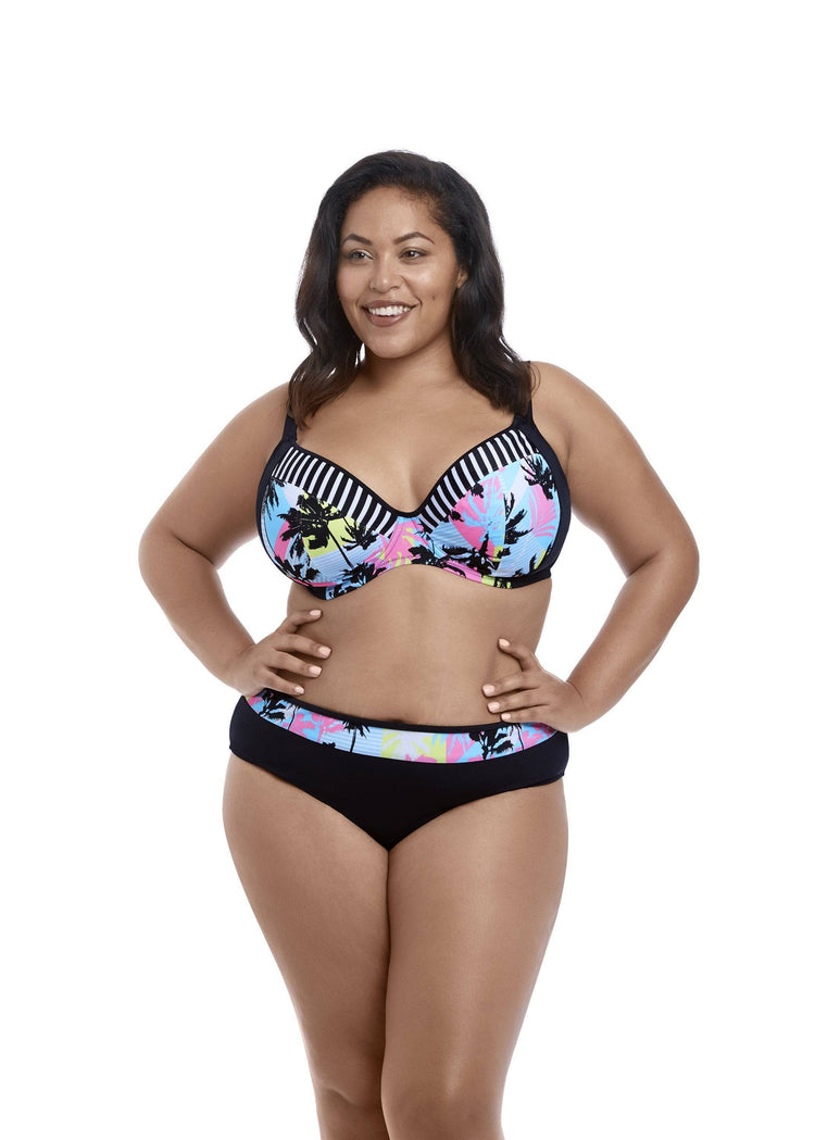 Model in Elomi Malibu Days Bikini Broekje Zwart