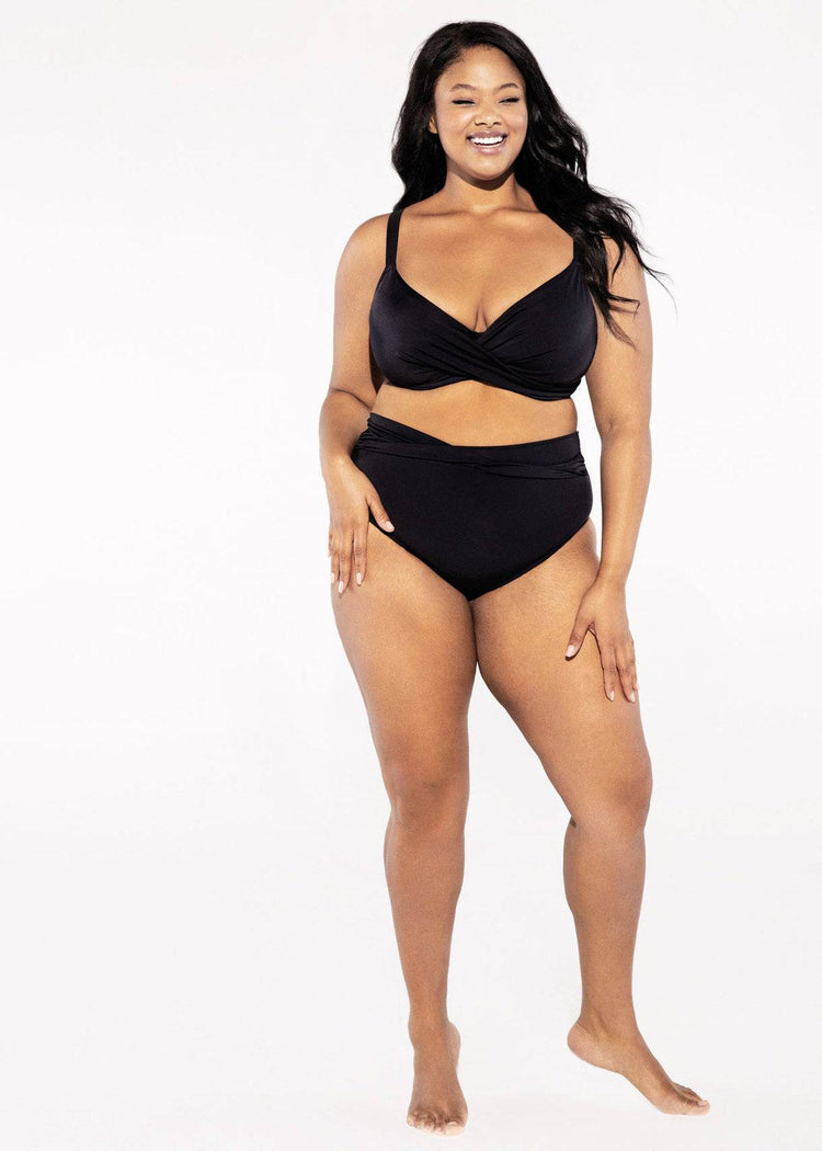 Model in Elomi Magnetic Bikini Zwart voorzijde