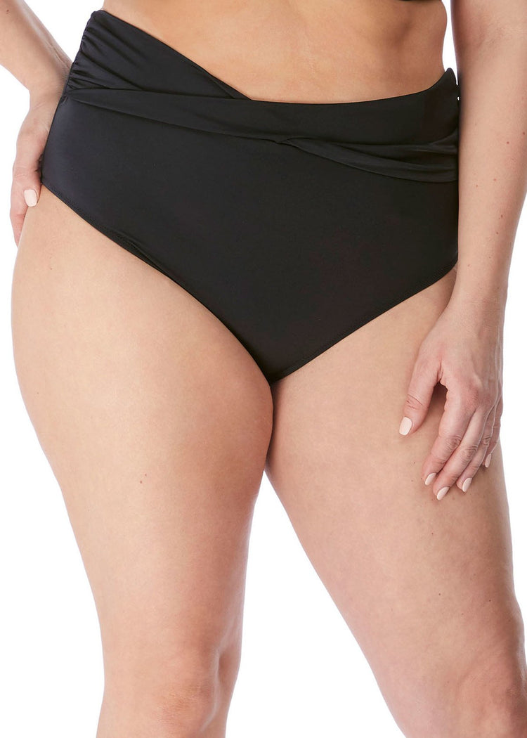 Model in Elomi Magnetic Twist High Waisted Bikini Broekje zwart
