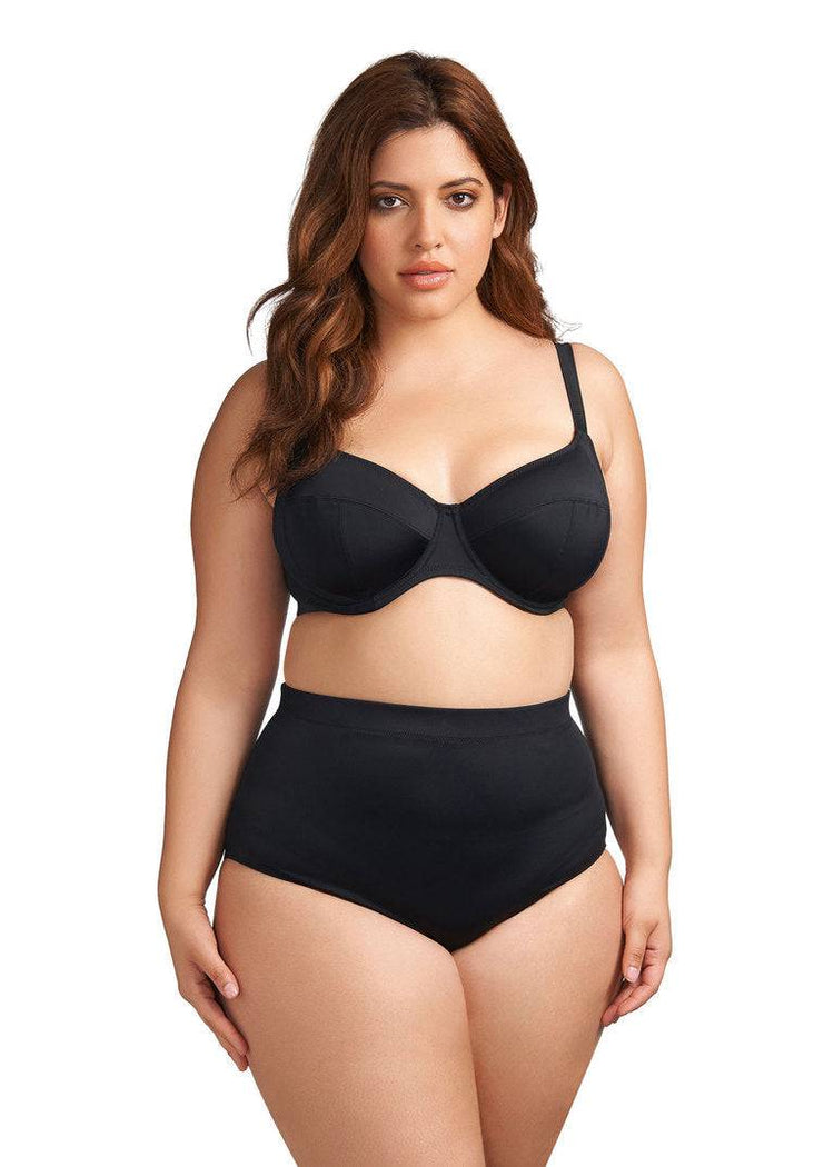 Model in Elomi Essentials Classic High Waisted Bikini Broekje Zwart