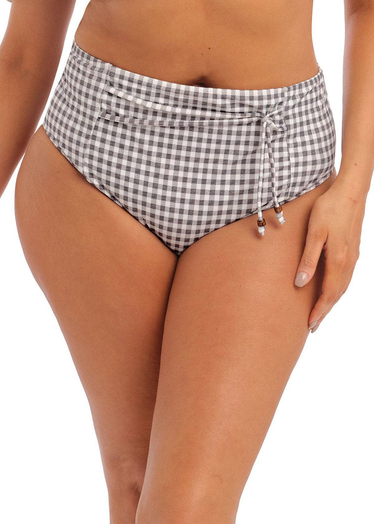 Model In Elomi Checkmate Grey Marl High Waisted Bikini Broekje Voorzijde