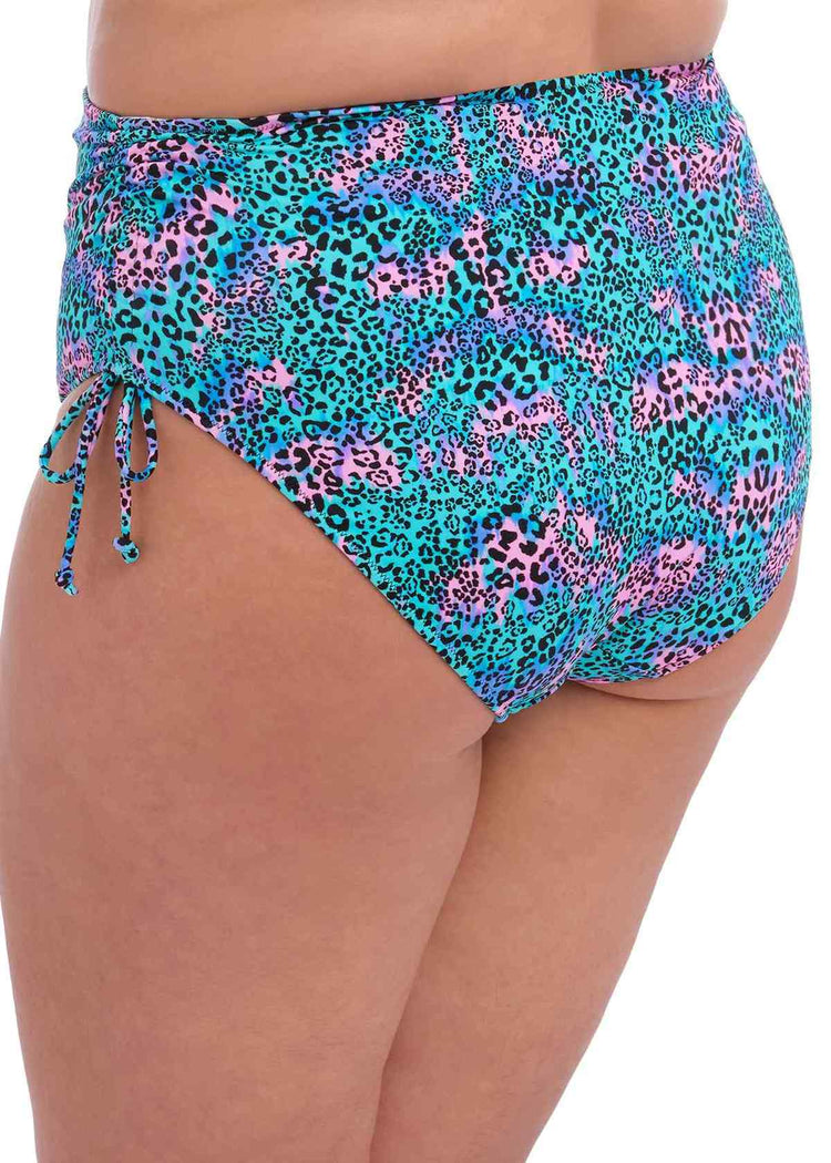 Model In Elomi Electric Savannah Verstelbaar Bikini Broekje Leopard Achterzijde