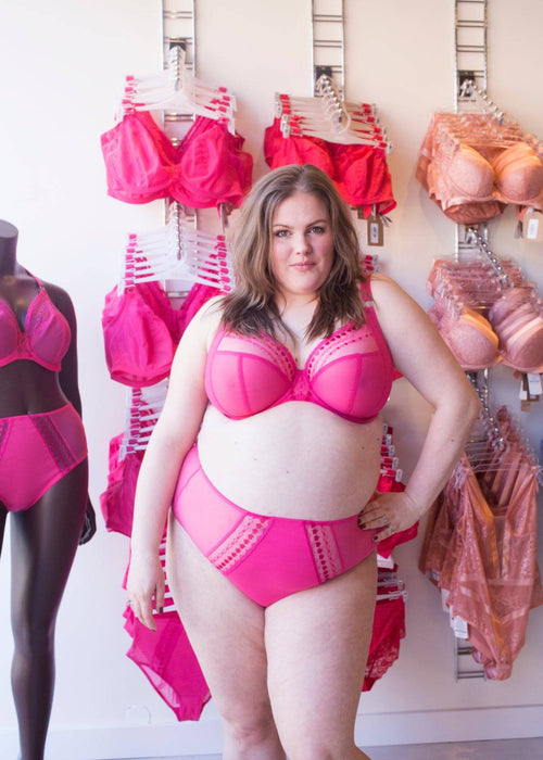Model in Elomi Matilda Full Cup BH Pink Kiss voorzijde