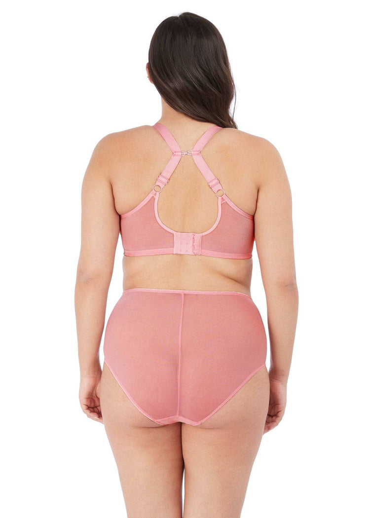 Model in roze matildaset, achteraanzicht met racerback