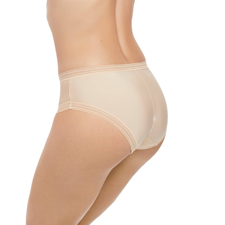 Model in Fantasie Fusion Broekje Sand Zijaanzicht