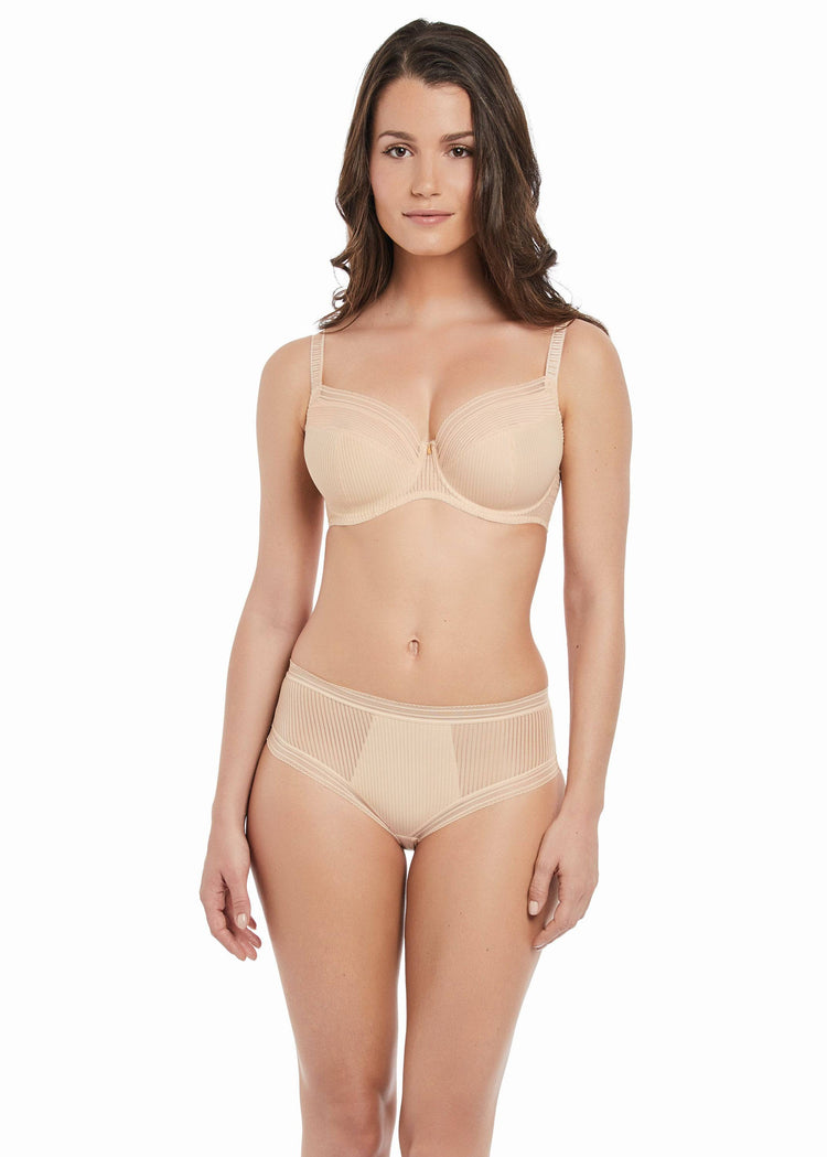 Model in Fantasie Fusion Broekje Sand
