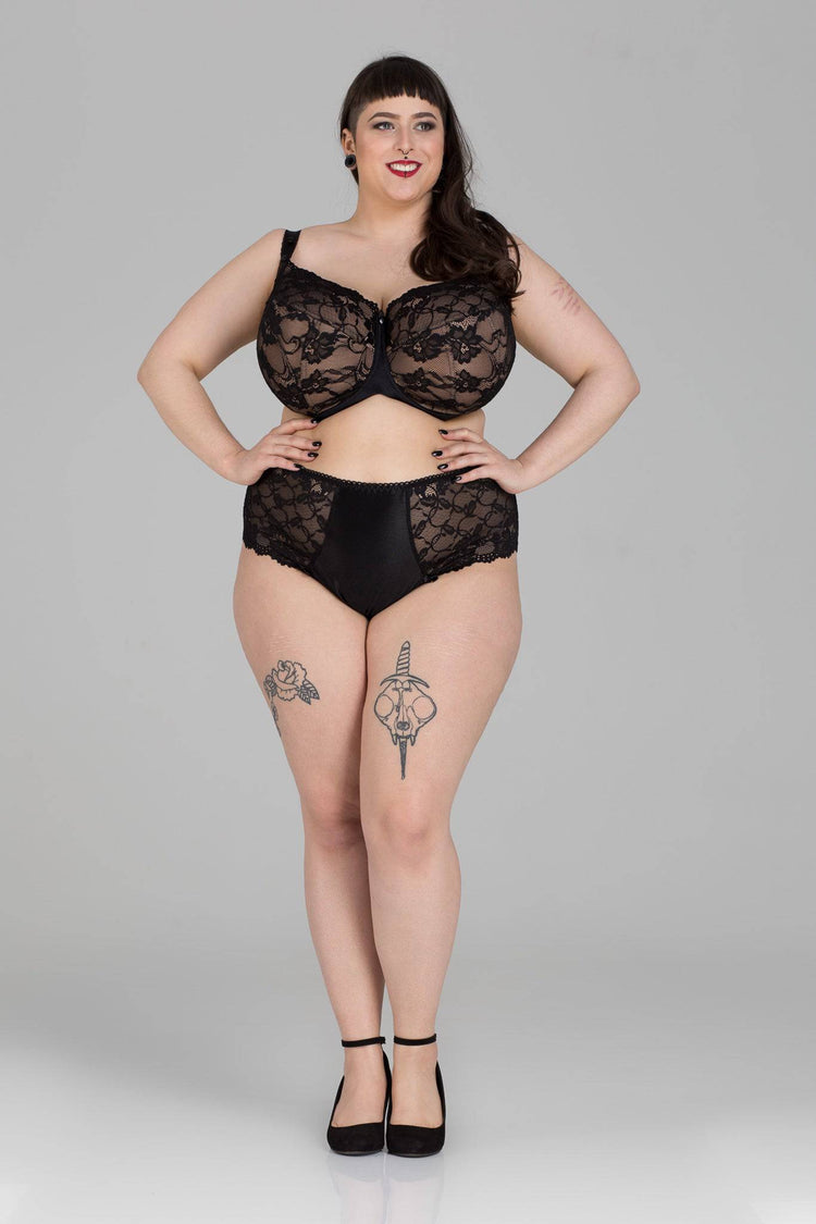 Model in FB Black Full cup BH voorzijde