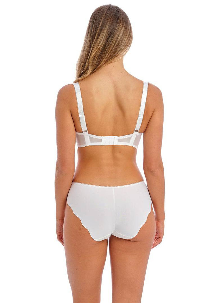 Model in Aurelia Broekje Wit Achterzijde