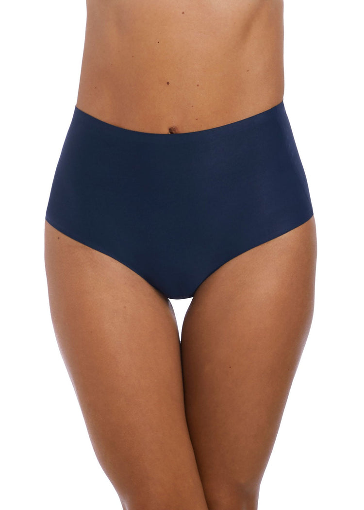 Model In Fantasie Smoothease High Waisted Broekje Navy Voorzijde