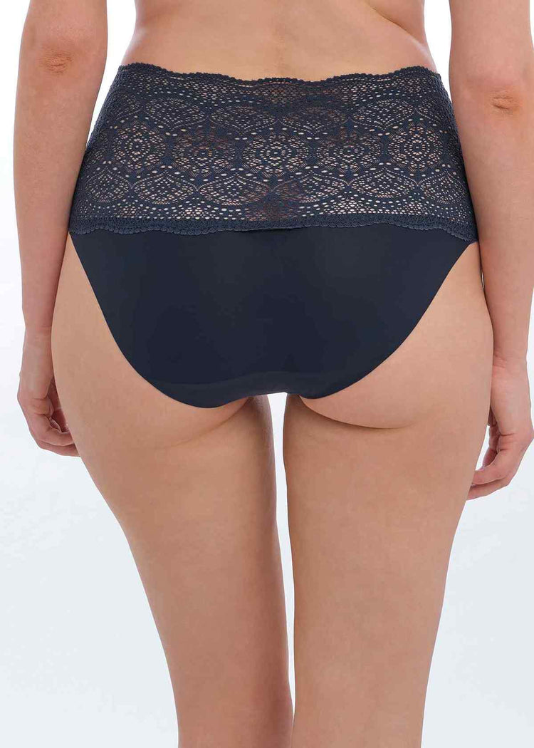 Model In Fantasie Lace Ease Broekje Navy Achterzijde