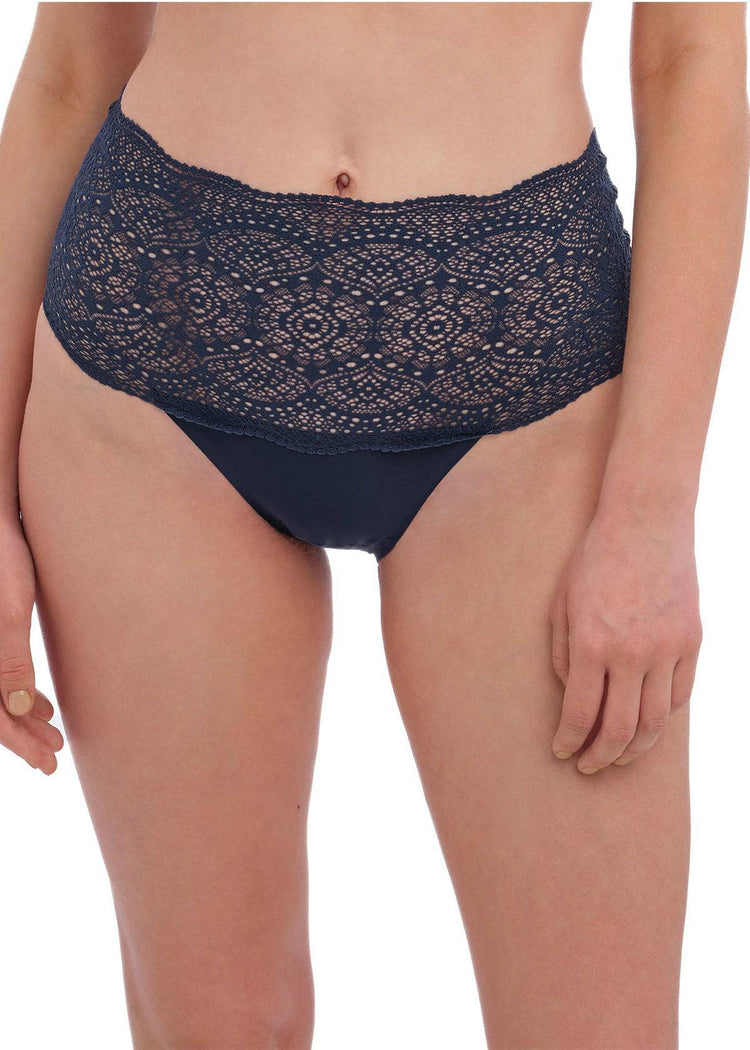 Model In Fantasie Lace Ease Broekje Navy Voorzijde