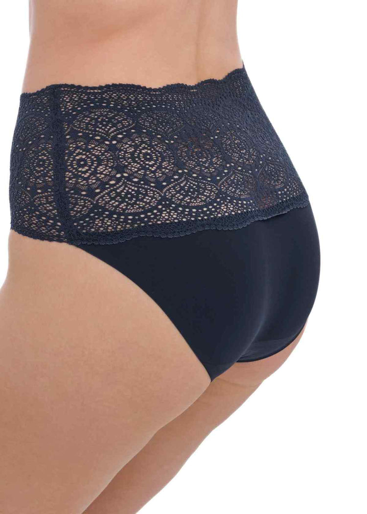 Model In Fantasie Lace Ease Broekje Navy Achterzijde