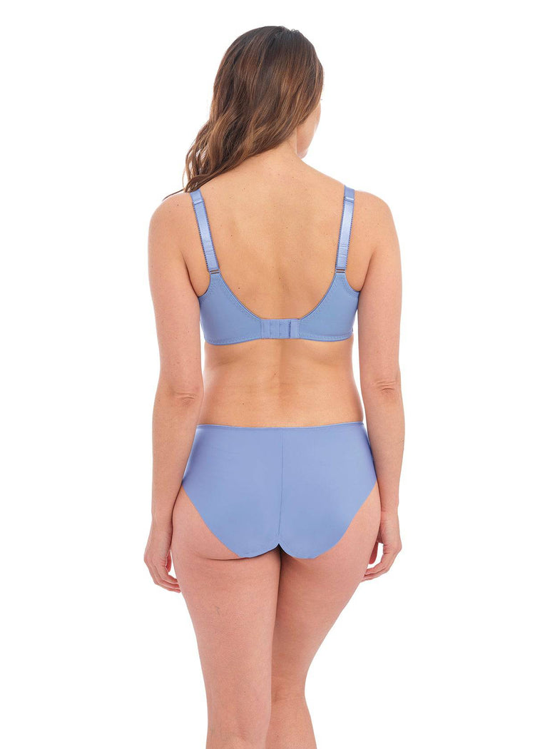 Model in Fantasie Illusion Smokey Blue set achterzijde