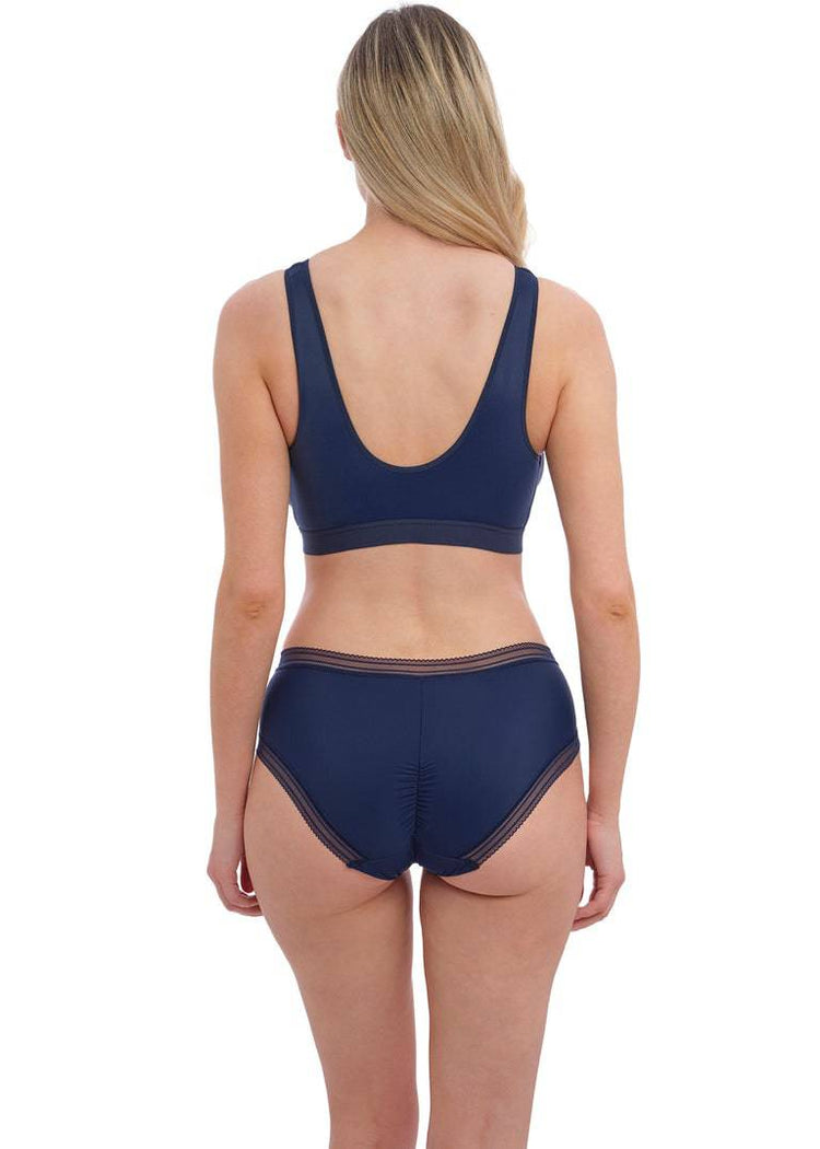 Model in Fusion Leisure BH Navy Achterzijde