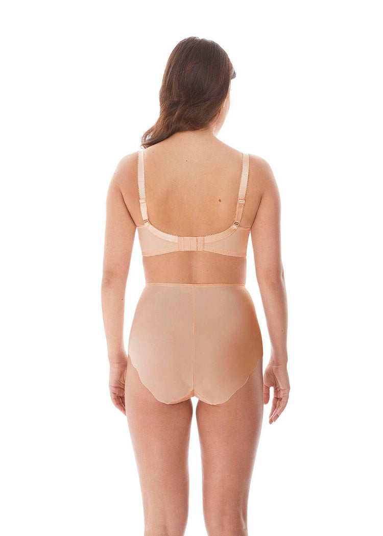 Model in Fantasie Ana Blush setje achterzijde