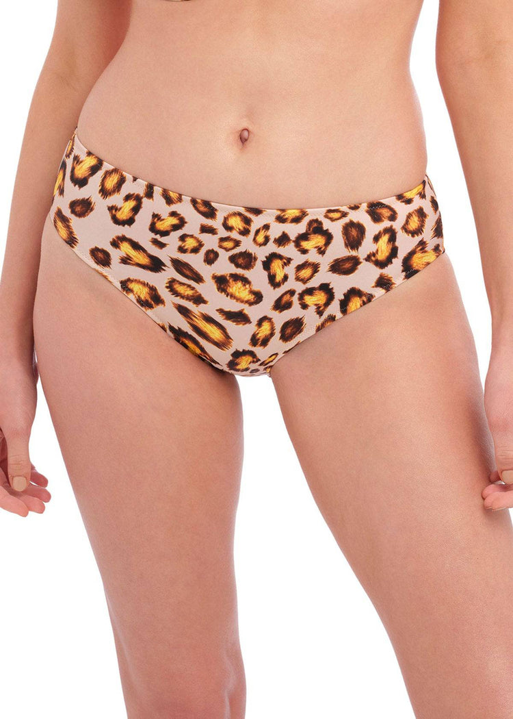 Model In Fantasie Kabini Oasis Bikini Broekje Leopard Voorzijde