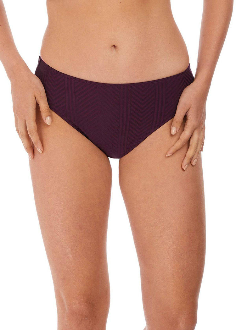 Model in Fantasie Long Island Bikini Broekje Vino voorzijde