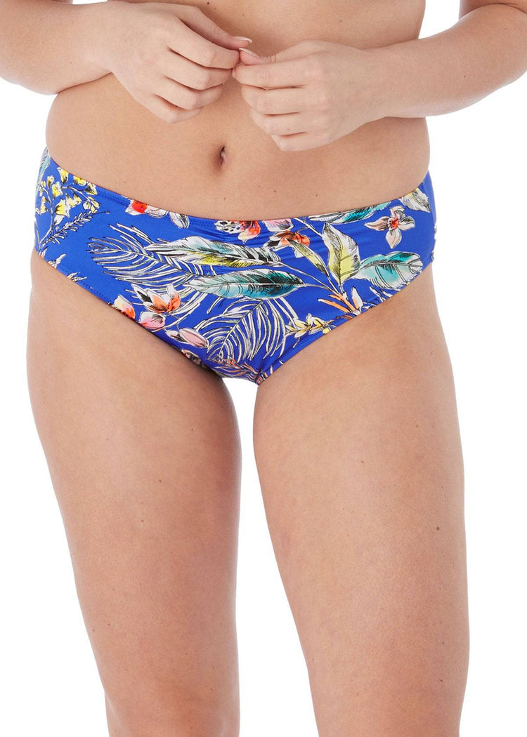 Model in Fantasie Burano Bikini Broekje Pacific voorzijde