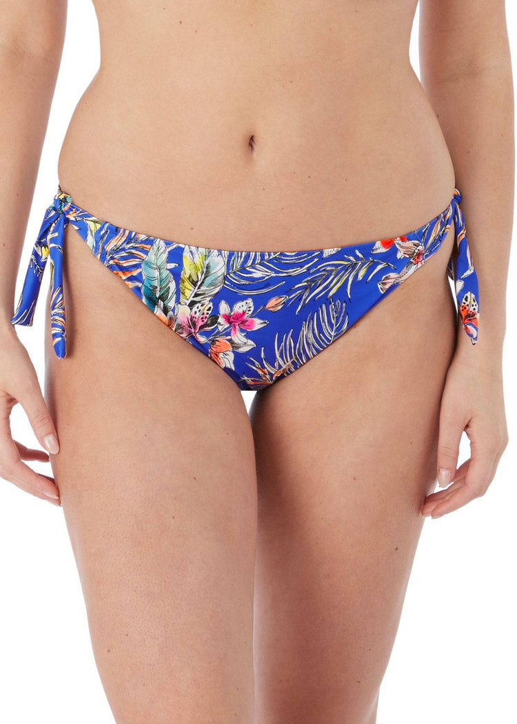 Model in Fantasie Burano Tie Side Bikini Broekje Pacific voorzijde