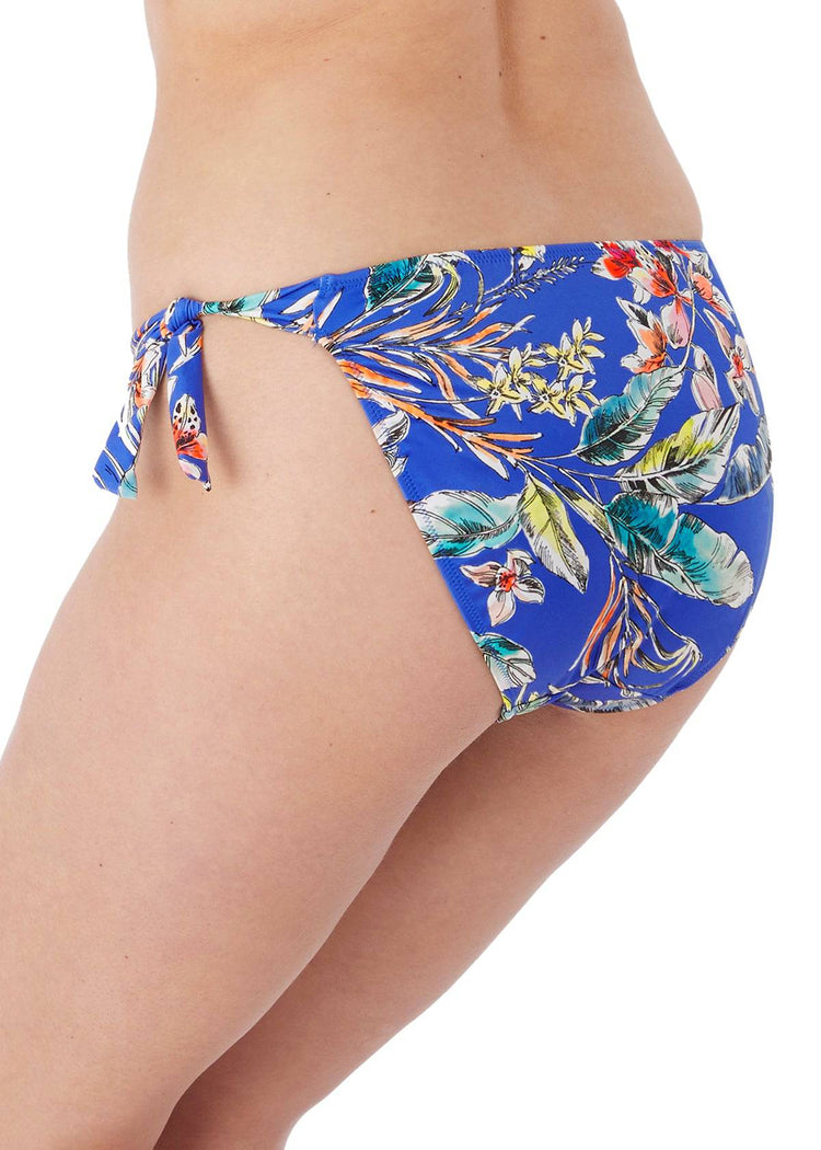 Model in Fantasie Burano Tie Side Bikini Broekje Pacific zijaanzicht