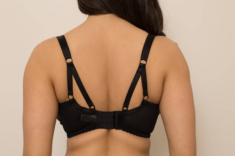 Model in Ewa Michalak Full-Cup BH Desire Zwart achterzijde