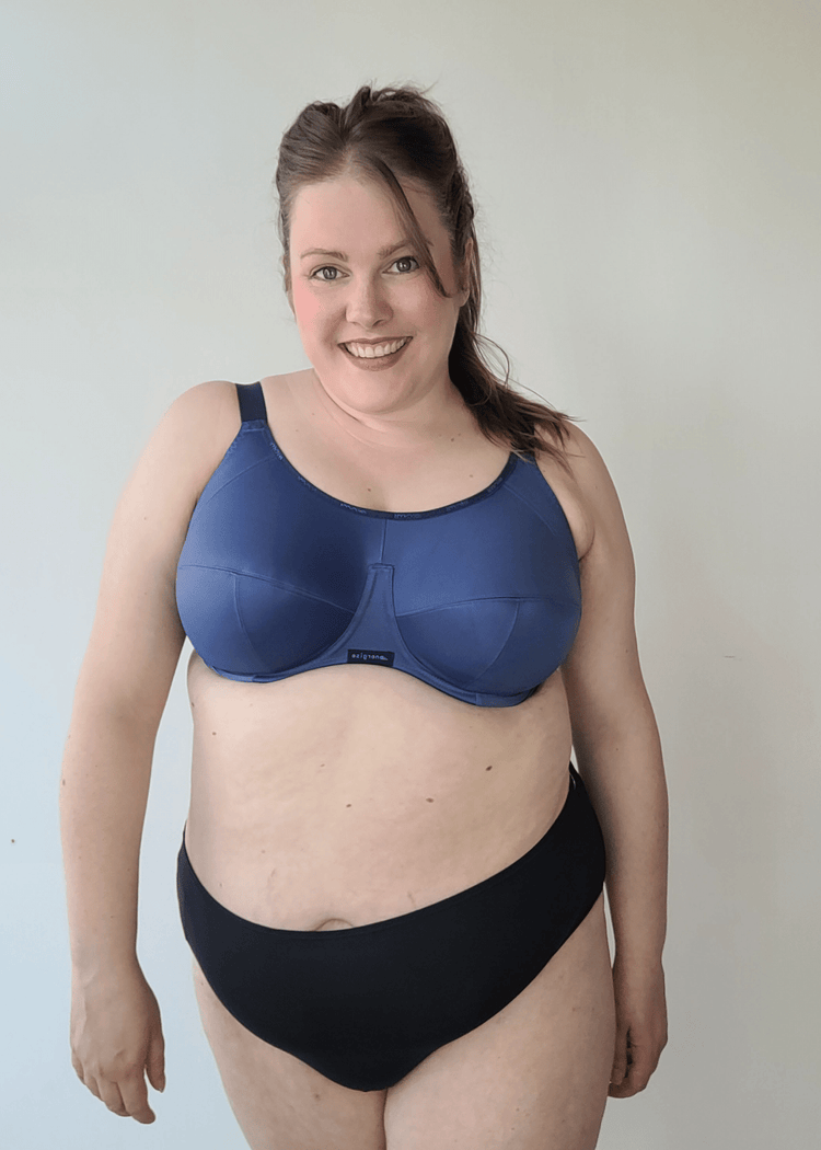 Superbra model in Energise Sport BH Vintage Denim voorzijde