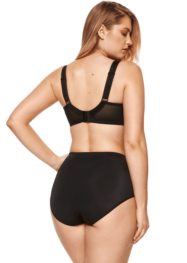 Model in Zara High Waisted Broekje Zwart Achterzijde