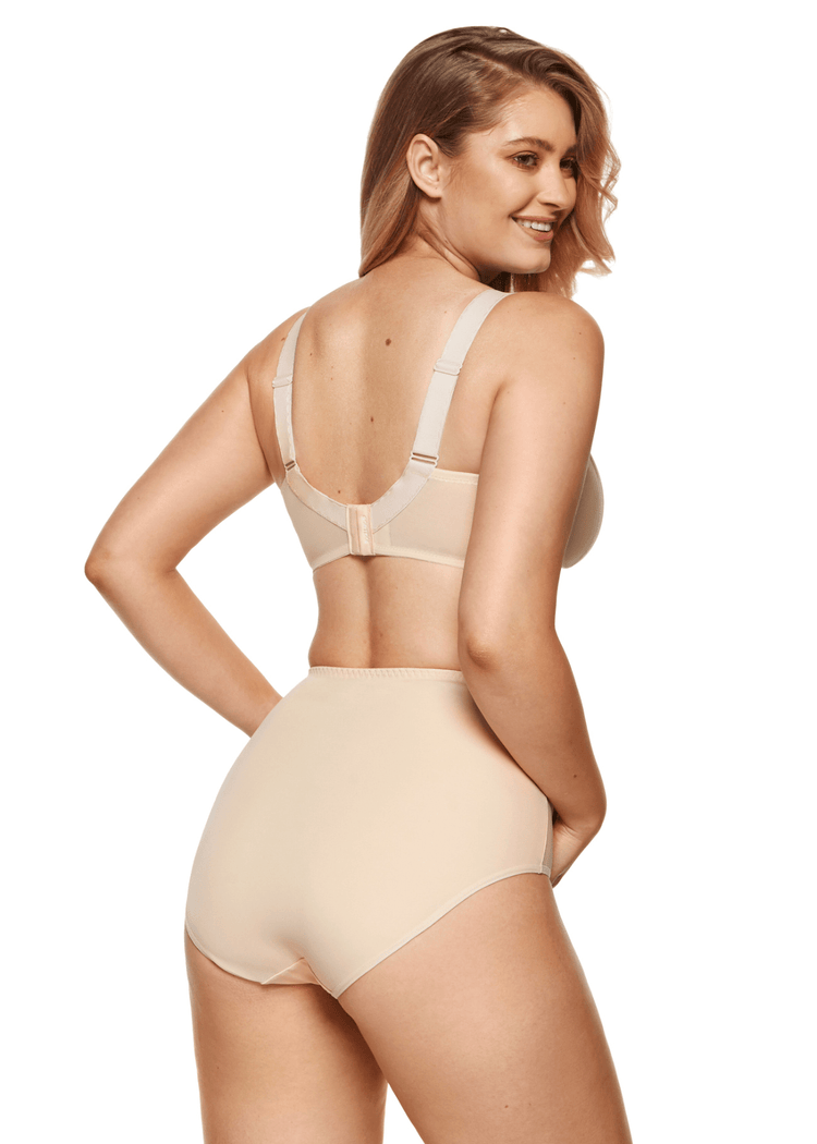 Model in Zara Beugelloze BH Sand achterzijde