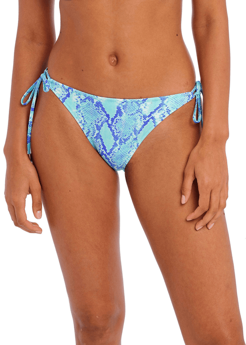Model in Komodo Bay Tie Side Bikini Broekje Lifestyle Voorzijde