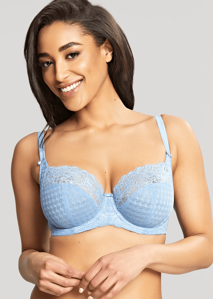 Model in Envy Balconette BH Sky Blue Voorzijde