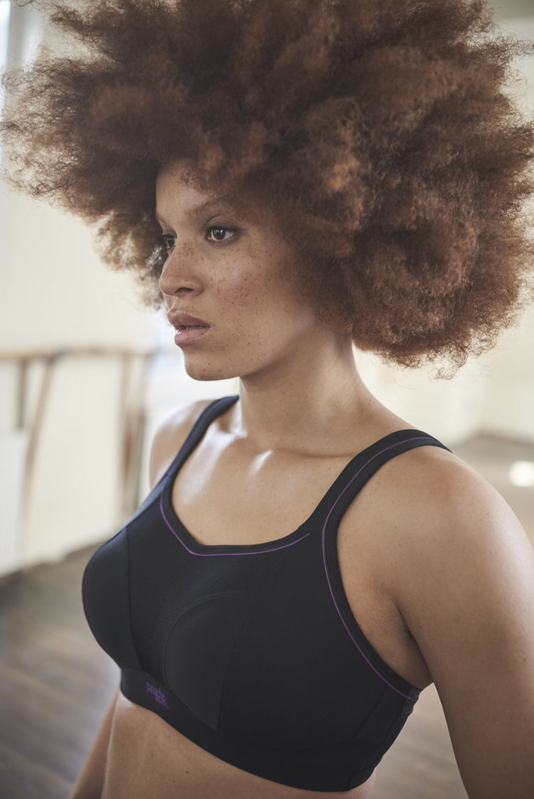Model in panache beugelloze sport bh zwart