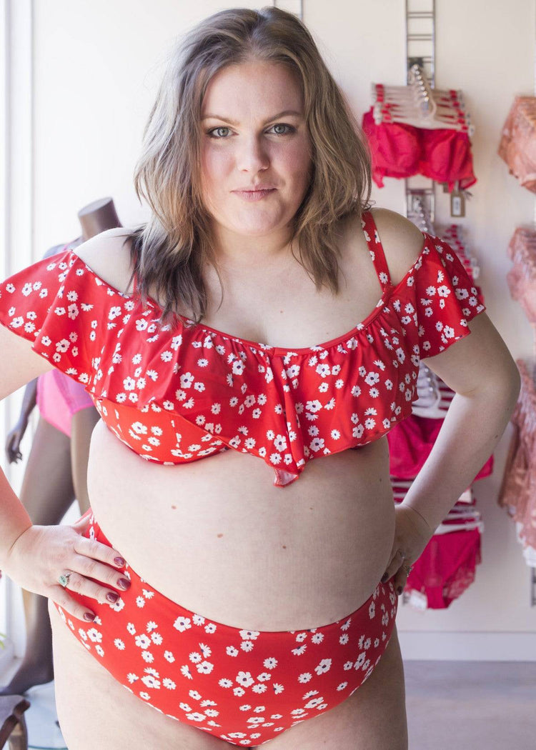 Model in Elomi Plain Sailing Bikini Red Floral voorzijde