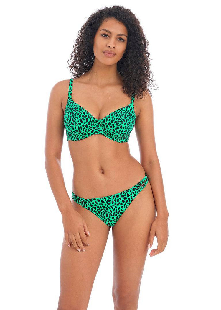 Model in Freya Zanzibar Jade Uw Plunge Bikini Top Vooraanzicht Setje