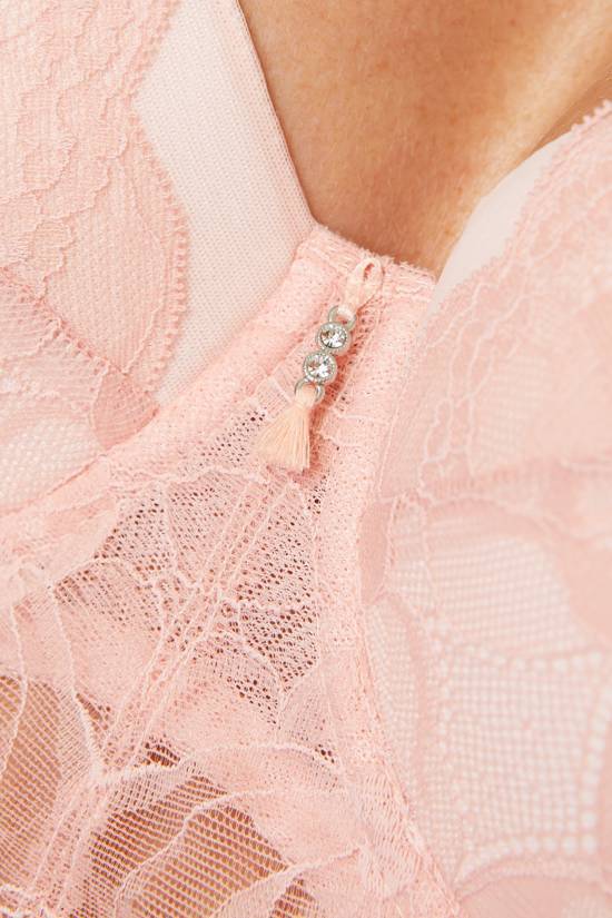 Detail Voorkant Model in Gorteks Charlize Padded Longline BH Roze