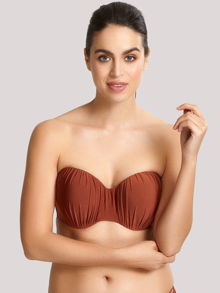 Model in Panache Marina Voorgevormde Bandeau Bikini Top Ginger voorzijde
