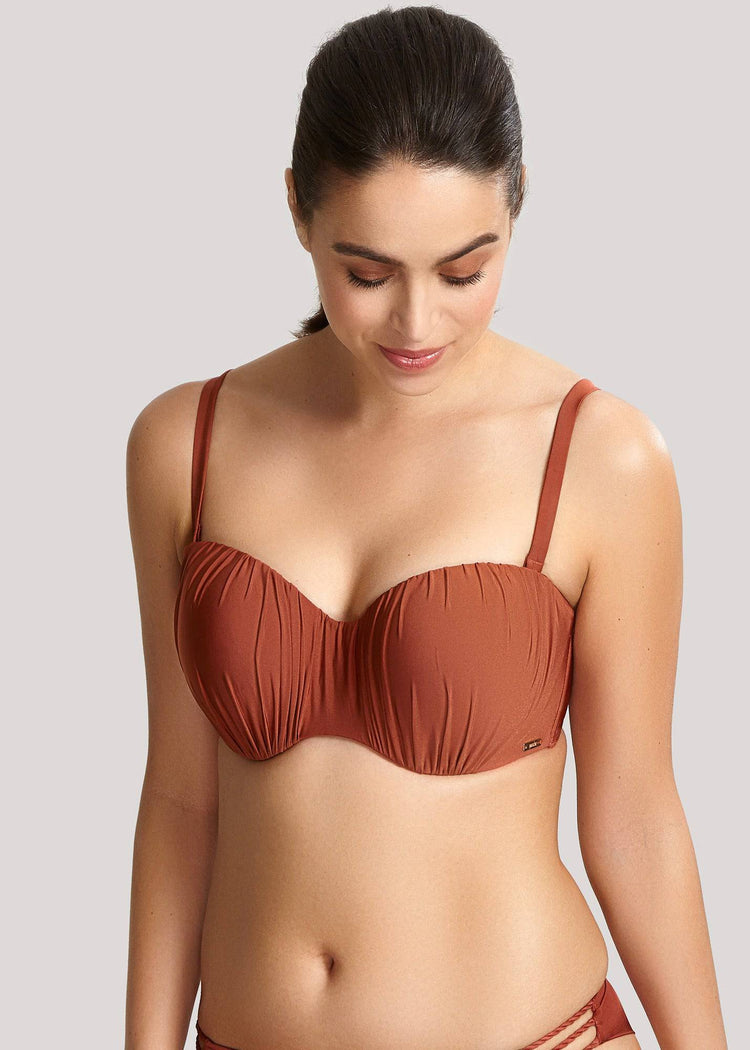 Model in Panache Marina Voorgevormde Bandeau Bikini Top Ginger voorzijde