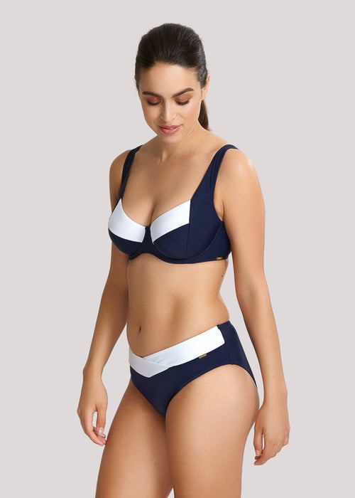 Model in Panache Catarina Bikini Broekje Midnight voorzijde