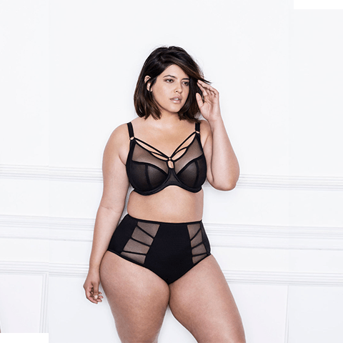 Model in Elomi Sachi Zwart setje