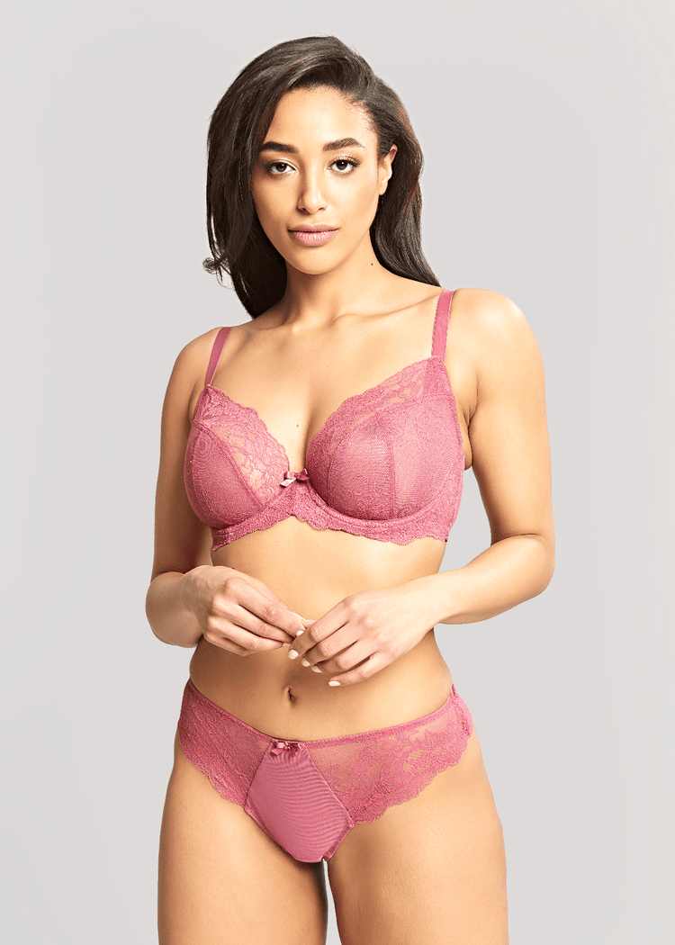 Model in Ana Plunge BH Berry Pink Voorzijde