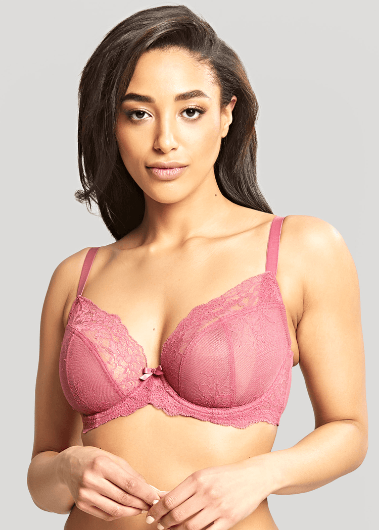 Model in Ana Plunge BH Berry Pink Voorzijde