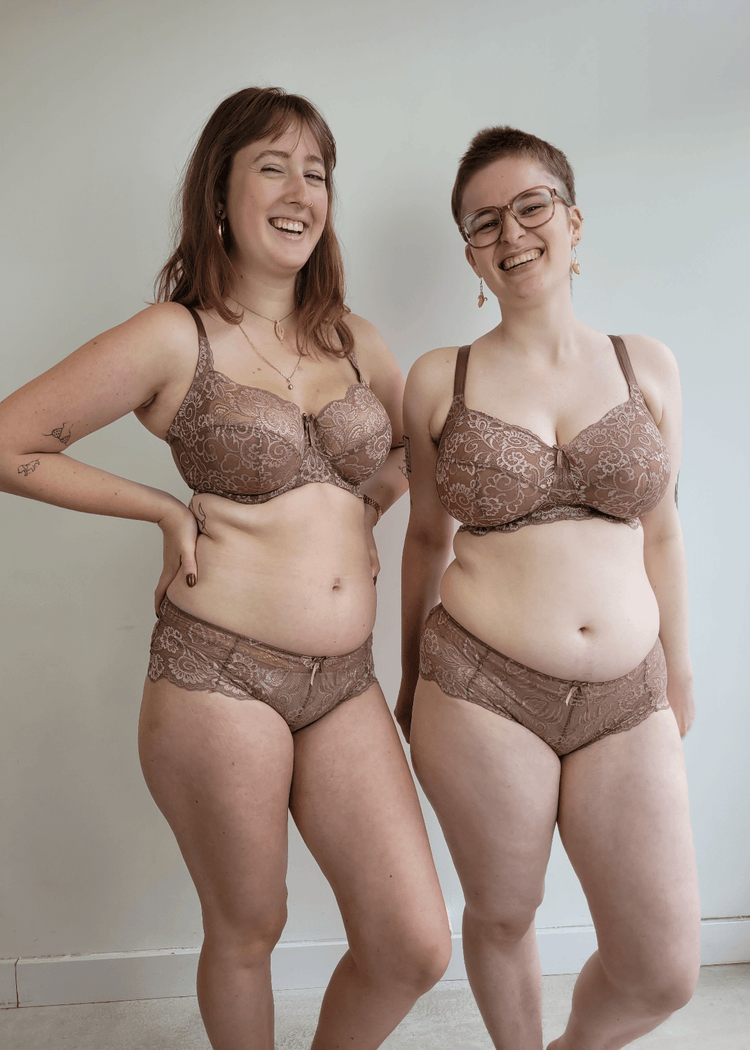 Model in Andorra Bralette Zonder Beugel Warm Taupe voorzijde