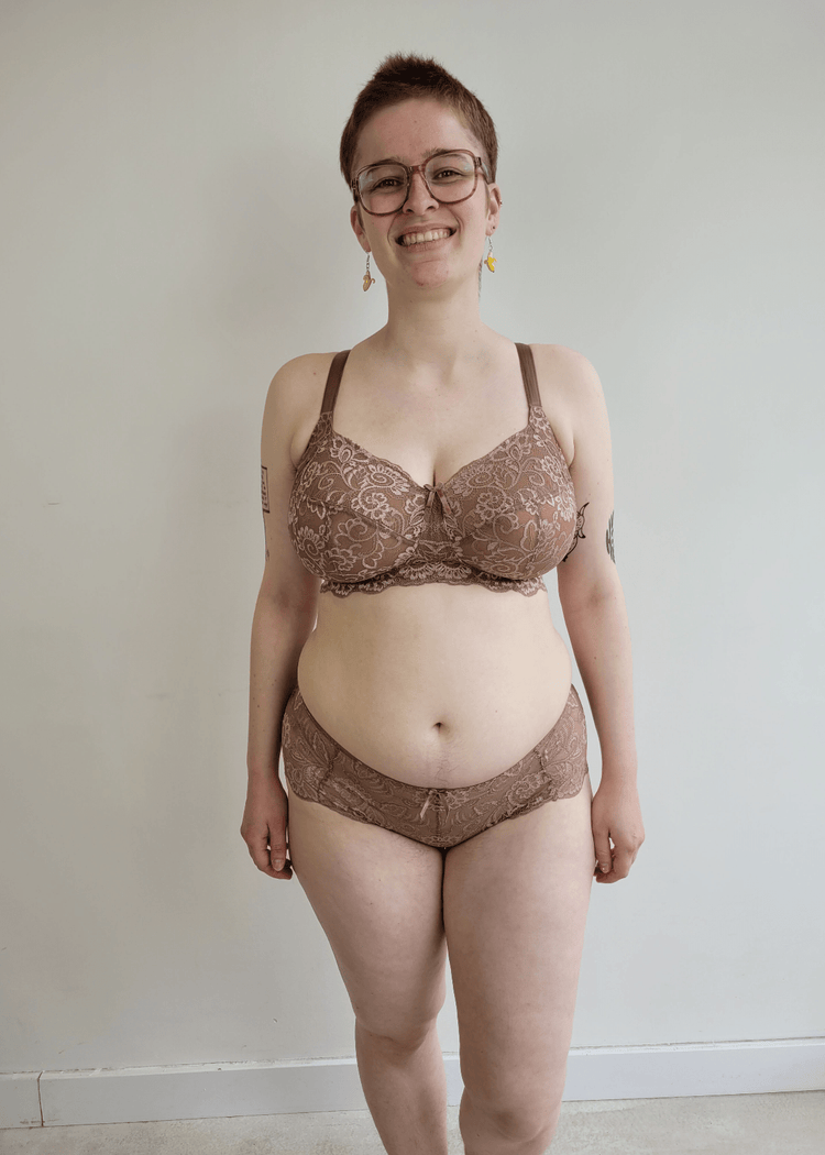 Model in Andorra Bralette Zonder Beugel Warm Taupe voorzijde