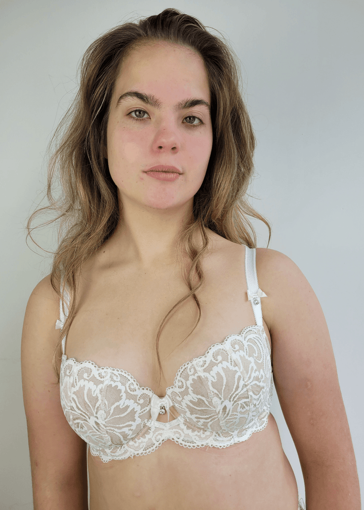 Model in Antonina Voorgevormde BH Wit Voorzijde