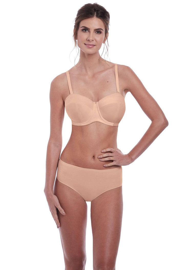 Model in fantasie aura strapless bh met bandjes natural beige
