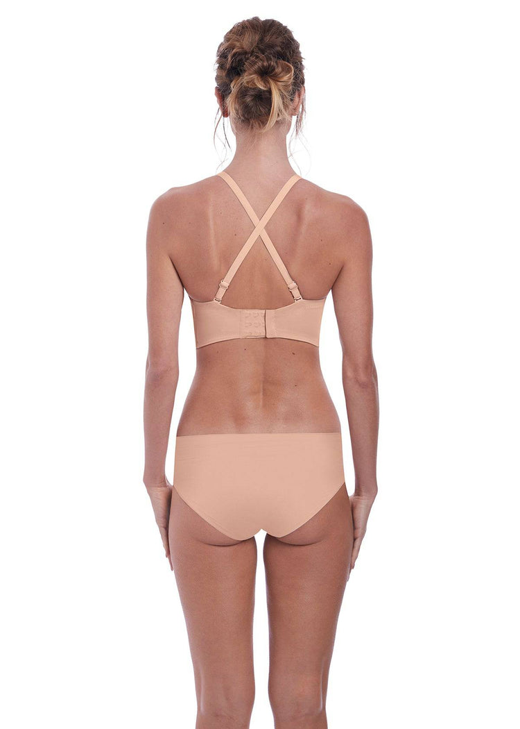 Model in fantasie aura strapless bh met bandjes gekruist op de rugnatural beige