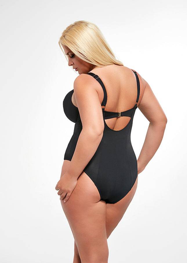 Model In Krisline Beach Soft Badpak Zwart Achterzijde
